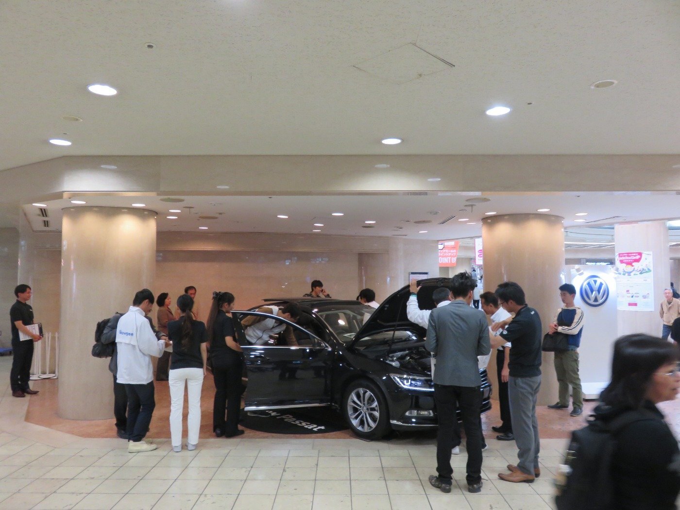 New Passat/Passat Variant展示キャラバン（フォルクスワーゲン）