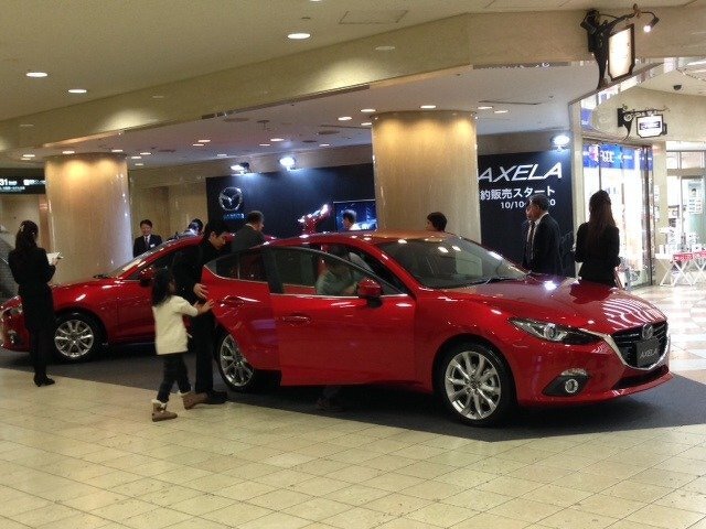 マツダ新型アクセラ先行展示イベント