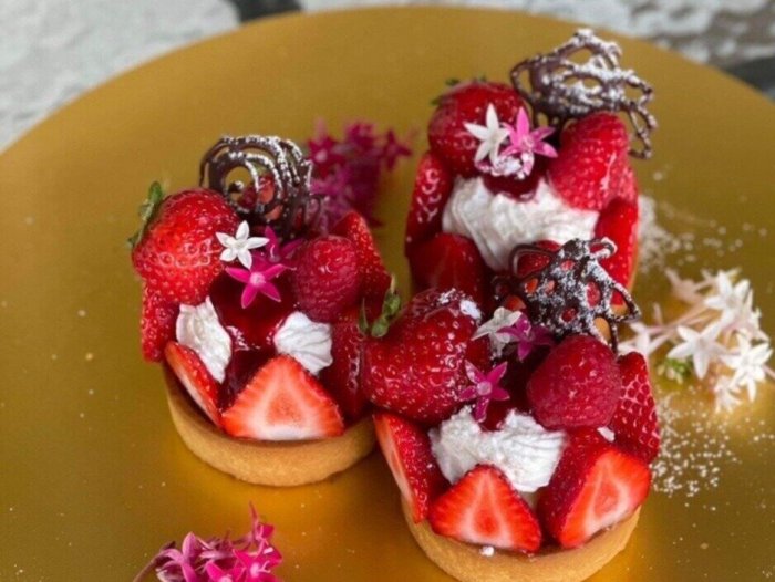 「パリジーノ アンド アトリエ ドゥ ママン」今西シェフによるとちあいかを使ったタルト・オ・フレーズ