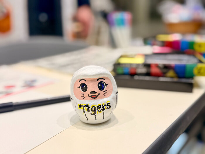 福島県白河市の名物「白河だるま」の絵付け体験ワークショップ